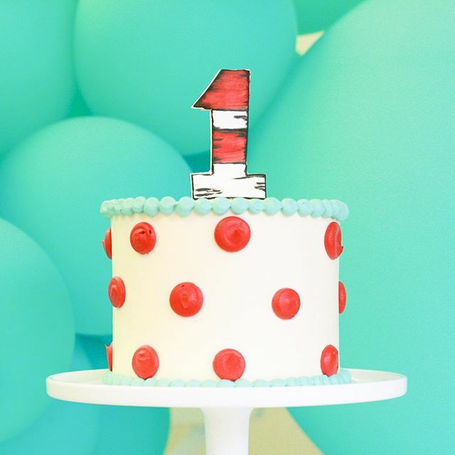 Goodieboxcakes's tweet photo. Closing out a week of Dr. Suess celebrations with this Suessian inspired number! #catinthehat #catinthehatcake #firstbirthdaycake #smashcake #instacakes https://t.co/E0sjp34gfE https://t.co/xpRKfZJkhu