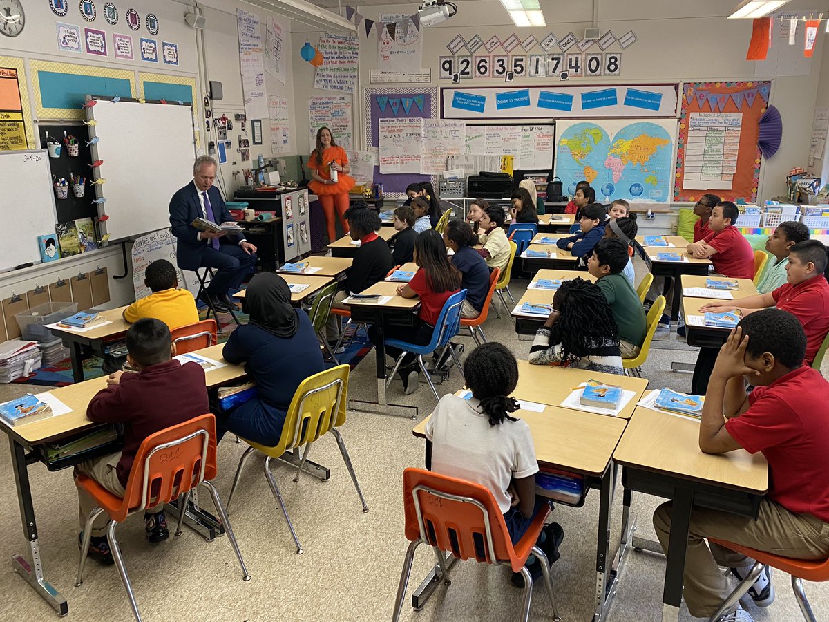 GregFischerLou's tweet photo. Thanks to @rutherfordjcps students for being such a great audience today. Strong reading skills are the foundation of lifelong learning! I'm calling on the adults in our city to find the time to read to students. #ReadAcrossAmerica https://t.co/7GjrjvMxgY