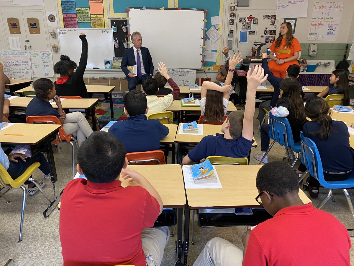 GregFischerLou's tweet photo. Thanks to @rutherfordjcps students for being such a great audience today. Strong reading skills are the foundation of lifelong learning! I'm calling on the adults in our city to find the time to read to students. #ReadAcrossAmerica https://t.co/7GjrjvMxgY