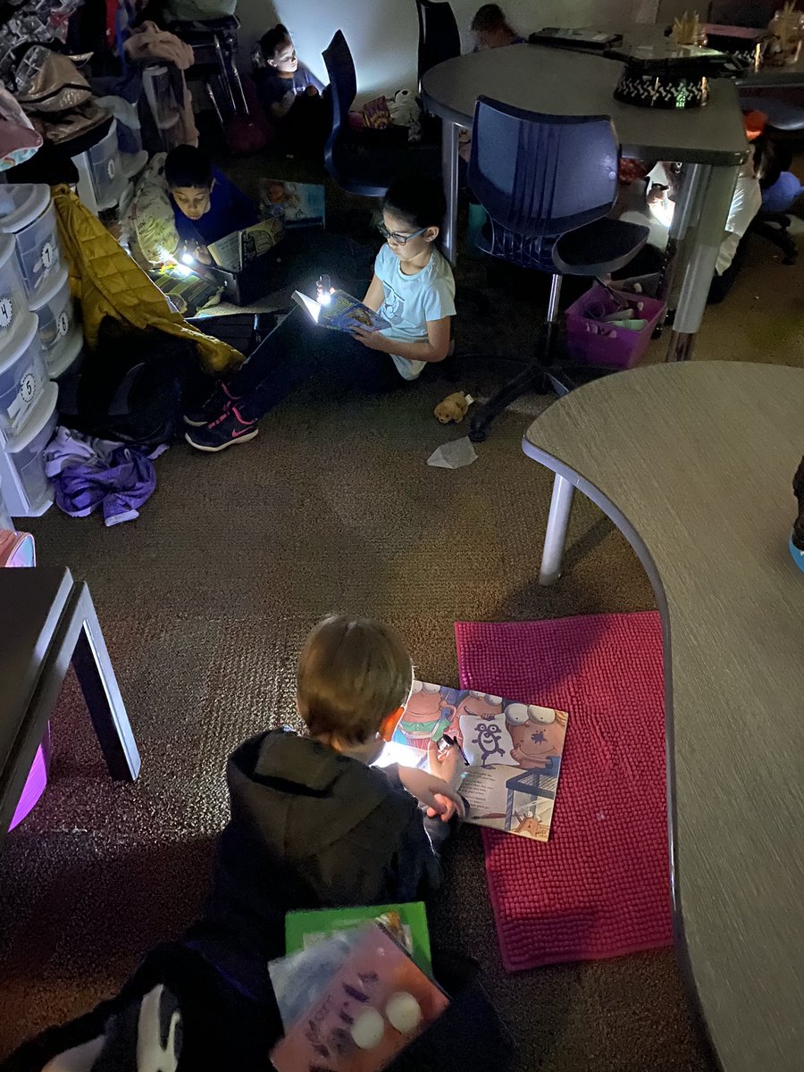 MsWatson_HES's tweet photo. Independent reading is so much more fun when you get to read with a flashlight. Enjoying our Flashlight Friday before spring break! 🔦📚 https://t.co/mvXhjfidF6
