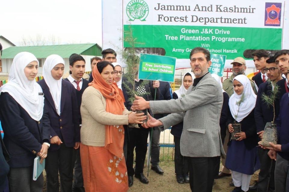 bhushan_gyan's tweet photo. #IndianArmy
Army Goodwill school #Hanzik along with forest department is working towards Conservation of forests of #Kashmir - to raise awareness on afforestation by planting trees - #IndianArmy always for the Motherland and the people https://t.co/BU3ZL3hZ2K