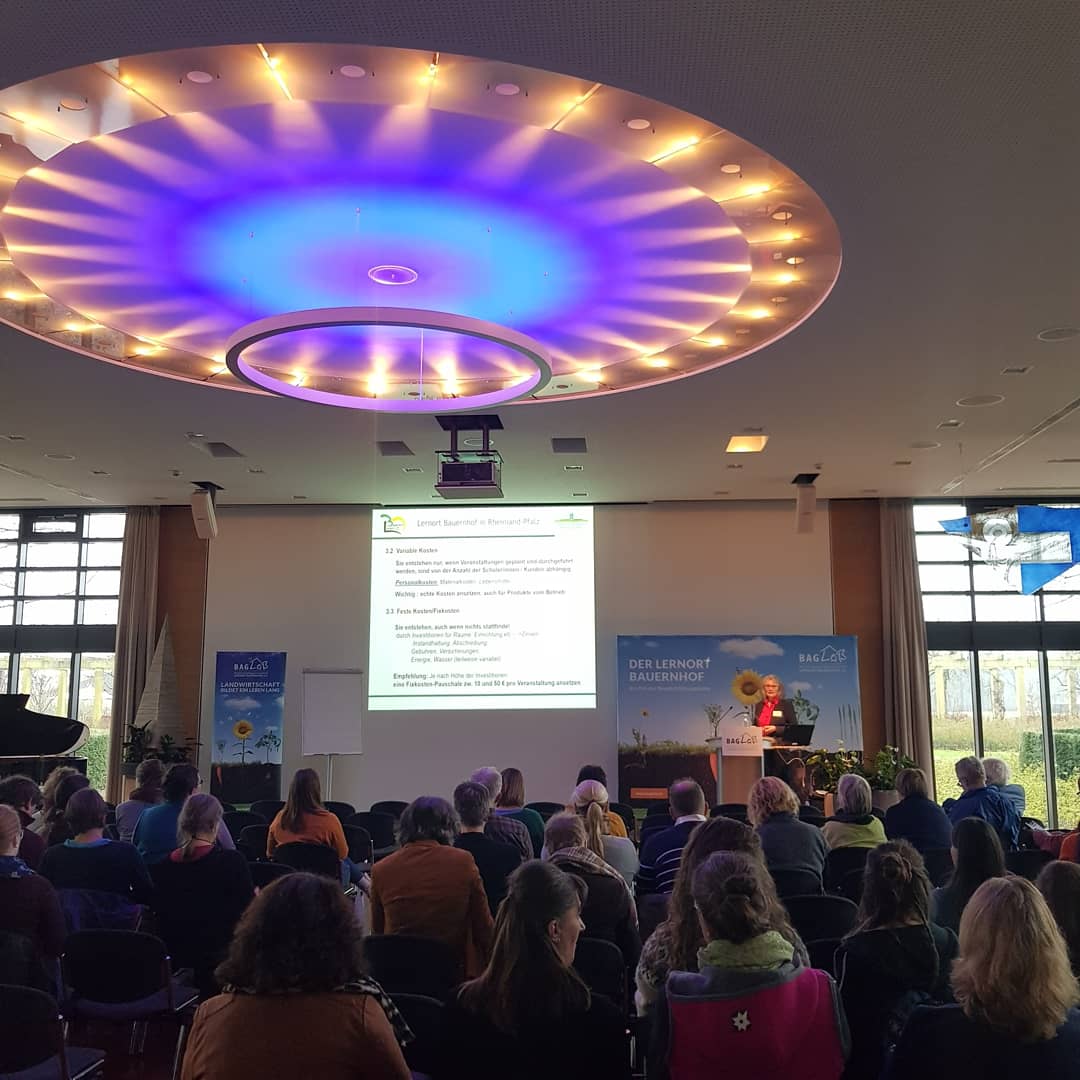 baglob_ev's tweet photo. Ideen auf dem Prüfstand. Kann der Lernort Bauernhof eine Einkommensalternative sein? Maria Caesar von der Landwirtschaftskammer Rheinland-Pfalz eröffnet das Vorprogramm der Tagung.
#lernortbauernhof #bildung #business #entrepreneur #agrarentrepreneur #agrar #startup  #gründer https://t.co/Ip4Oqoowev
