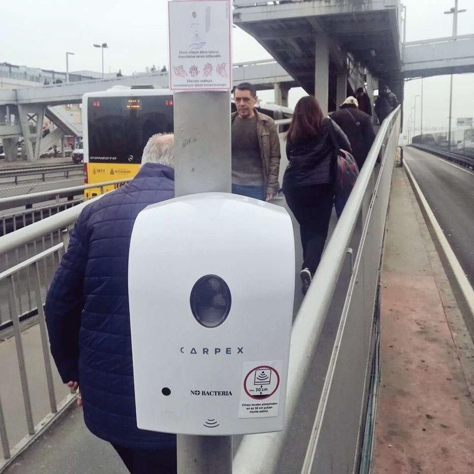 LeJournal_Turc's tweet photo. À Istanbul, des distributeurs de gel désinfectant ont été mis aux entrées des arrêts des transports en commun (metrobus, metro, tramway) pour éviter une propagation du coronavirus. 

Pour l’instant aucun cas de coronavirus a été ressenti en Turquie. #coronavirus #Turquie https://t.co/G9VZJneoSy