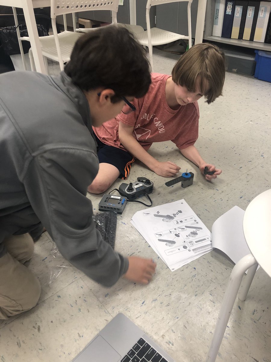 VHEWwhiddon's tweet photo. Exploring and learning more about #VEXRobotics IQ. Thank you @JaggardTech for getting us started! https://t.co/7azZw56wVB