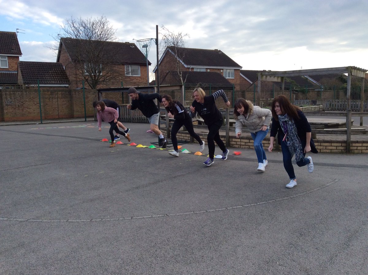 MrsJHadfield's tweet photo. Now this is commitment! Even on a training day the staff at @LakesideYork were out supporting @MillerDan10 with #DansDailyDash 🏃🏼♂️🏃♀️👏 #MakeMarchMove #LakePE #27milesin27days https://t.co/PVix4ieicV