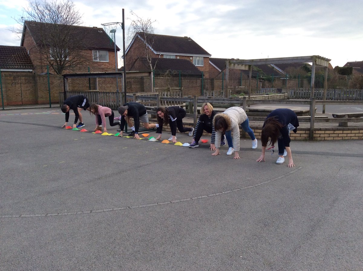 MrsJHadfield's tweet photo. Now this is commitment! Even on a training day the staff at @LakesideYork were out supporting @MillerDan10 with #DansDailyDash 🏃🏼♂️🏃♀️👏 #MakeMarchMove #LakePE #27milesin27days https://t.co/PVix4ieicV
