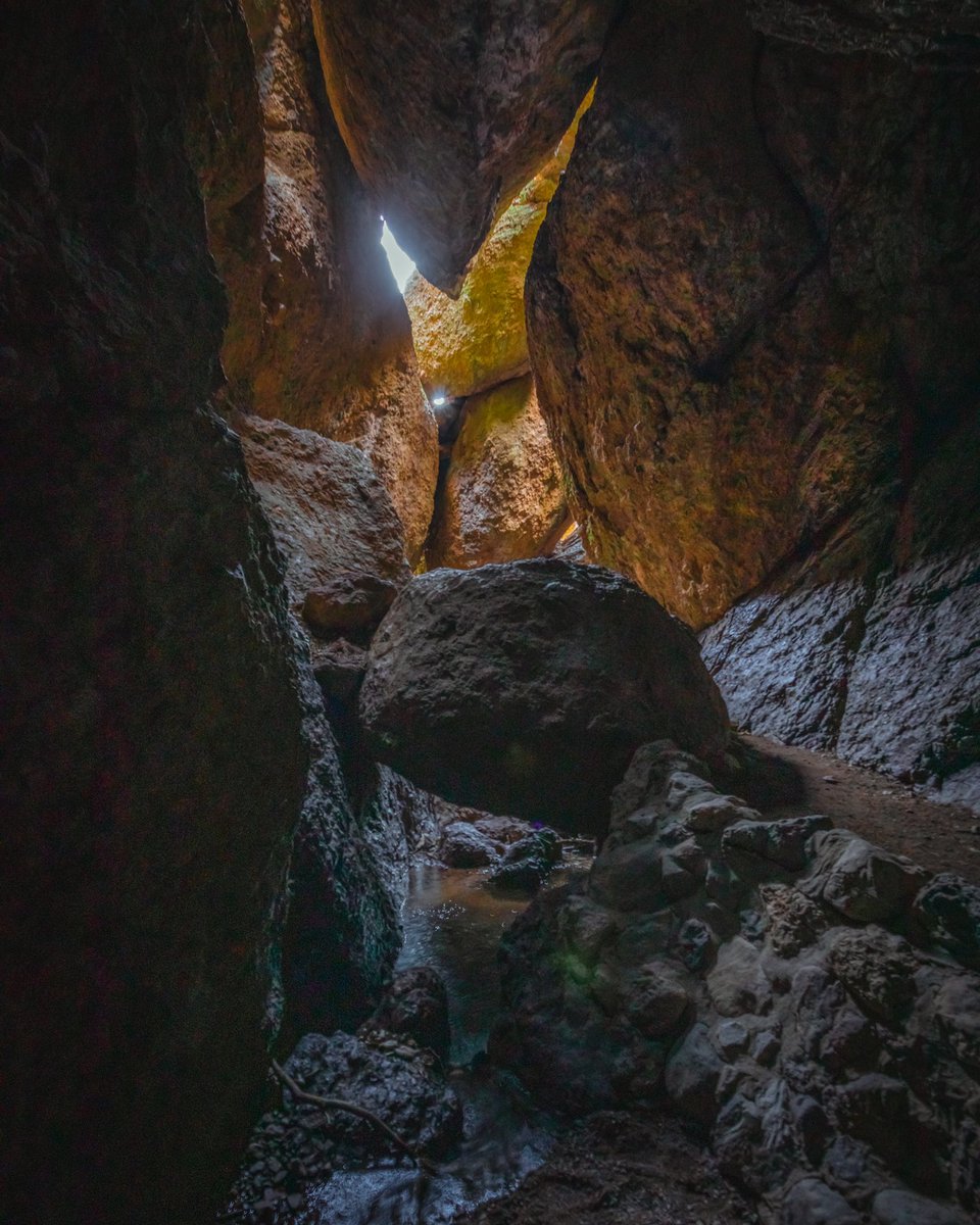 thebreakofdawns's tweet photo. NEW blog post! Learn about the caves of Pinnacles National Park and how to hike them: https://t.co/P3U0S9rTTB

#nationalparks #usnationalparks #nationalparksusa #pinnaclesnps #pinnaclesnp #usanationalparks #traveltribe #visitcalifornia #pinnacles #caveexploring https://t.co/8k4p28Safs