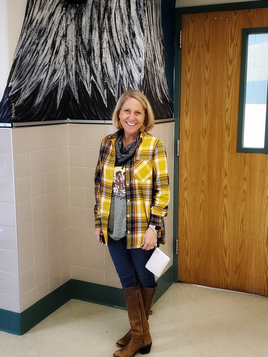 Congratulations to @MrsA_HES for being <a href="/HESRegalEagle/">Heritage Elementary</a> Teacher of the Year! <a href="/EarlyGcisd/">GCISD EARLY CHILDHOOD</a> <a href="/KristiABrown/">Kristi Brown</a> #hessoars