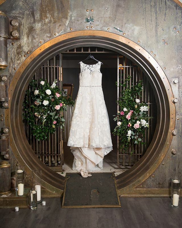 PalmettoDuo's tweet photo. Amy &amp; Henry’s wedding is on the blog now!  @1208_washington @americanfloral @joandayweddings @amynaughty #columbiaweddings #scwedding #columbiascwedding #scphotographer #weddingphotography #columbiascphotographer #1208washington https://t.co/gDMazKN8yG https://t.co/PAzofAEjet