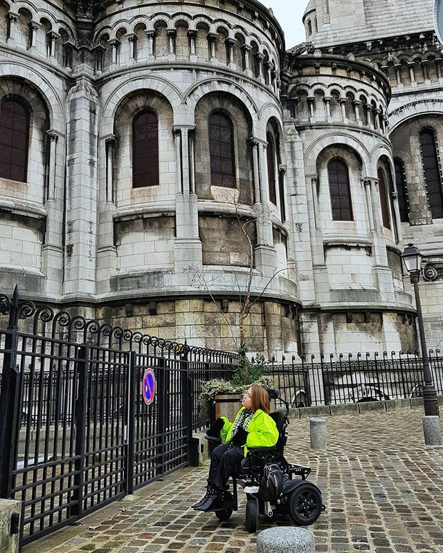 Jak patrzę na to zdjęcie to myślę, że zakaz zatrzymywania powinnam uczynić swoim symbolem 🤣. Francuzi są niesamowicie uprzejmi, a osoba z niepełnosprawnością w Paryżu czuje prawdziwą równość.

Pod bazyliką Sacre Coeur byłam już dwukrotnie, ale po raz… ift.tt/3aC8MNx