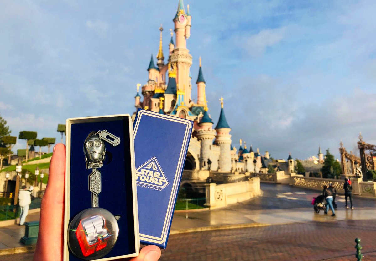 🎁 Celebrating 10K with a giveaway! Enter to win a Star Tours Collectible Key and a DLPReport button:
🚀 Follow+RT by Sunday, midnight CET.