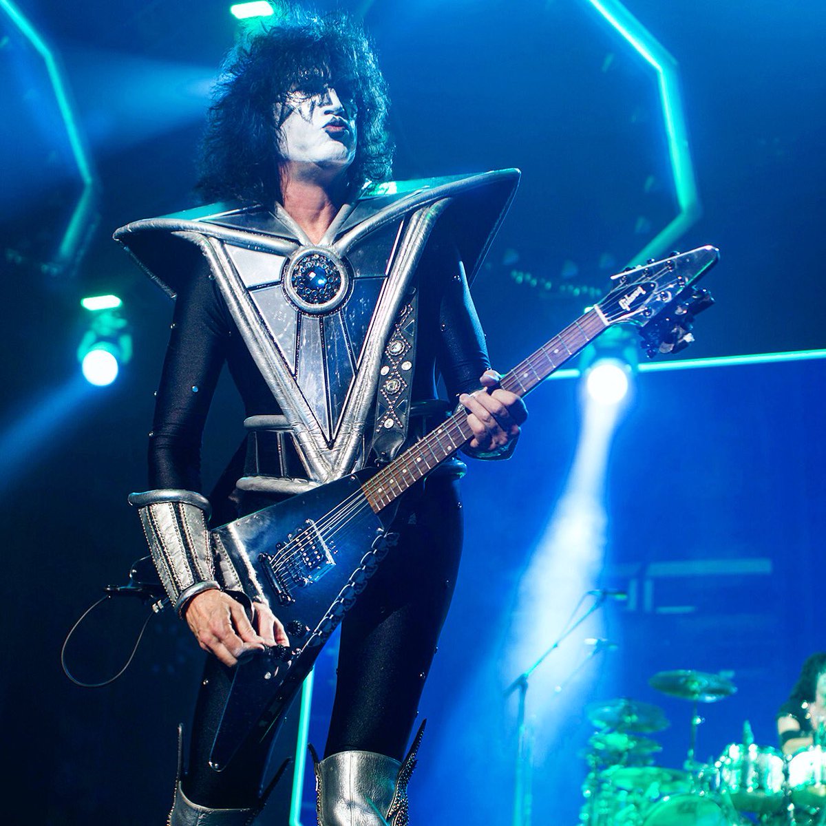 #kissendoftheroadtour #staplescenter #rocketguitar @rosshalfin photo