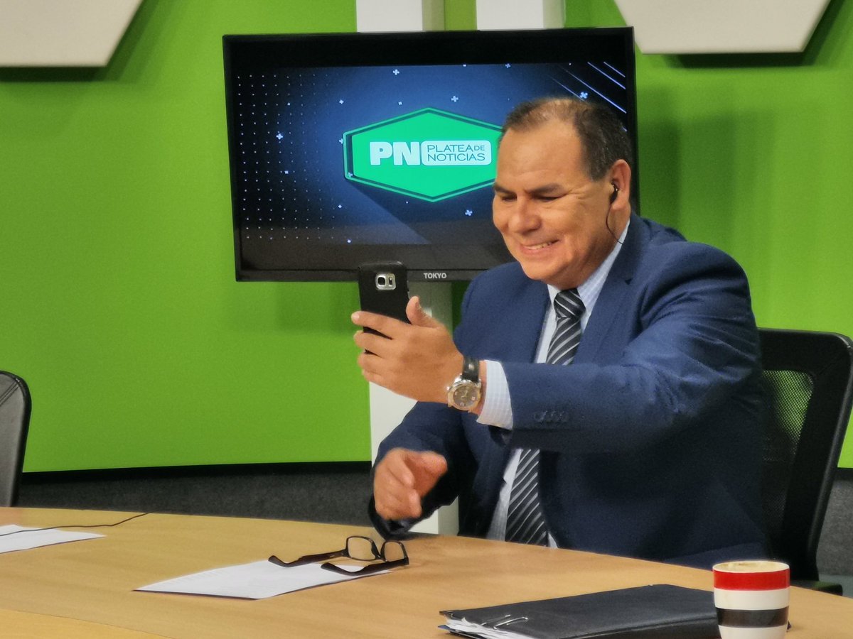 PlateaPy's tweet photo. Hacemos #PlateaDeNoticias con @edwin_storrer  @JorgeEsteche27 y @HectorCorte1 #EnVivo 📡 por @Paravision5 📺. ¡Te esperamos! https://t.co/YNjMxJfU5M
