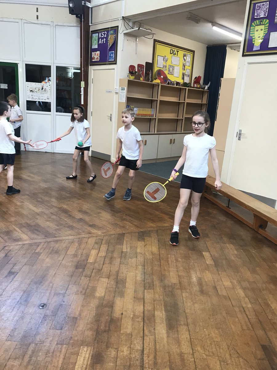 SpringCottagePS's tweet image. To start their badminton unit of work, #springcottage3LF and #springcottage3B worked on their forehand and backhand shots using balloons, progressing to rackets and sponge balls 🏸 #springcottagesports