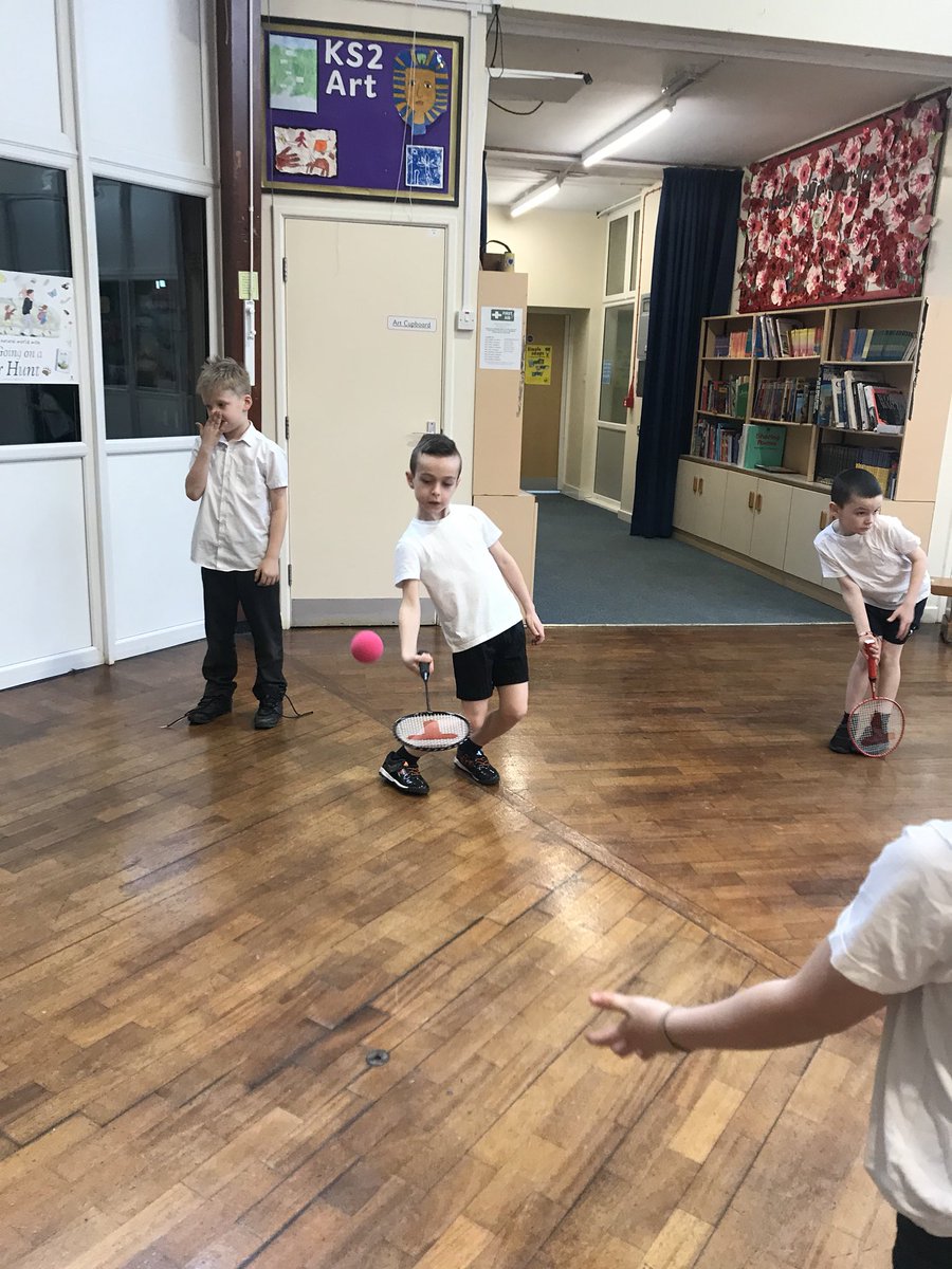 SpringCottagePS's tweet image. To start their badminton unit of work, #springcottage3LF and #springcottage3B worked on their forehand and backhand shots using balloons, progressing to rackets and sponge balls 🏸 #springcottagesports