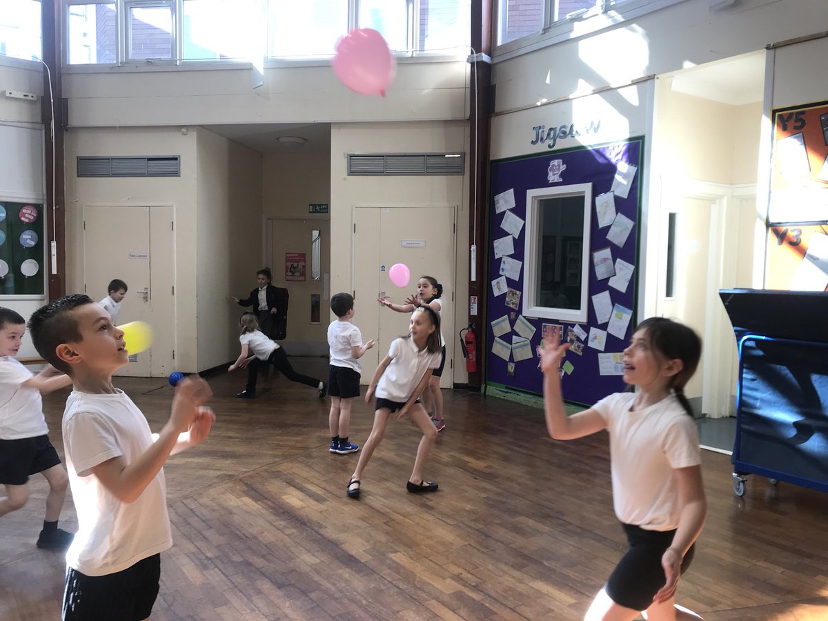 SpringCottagePS's tweet image. To start their badminton unit of work, #springcottage3LF and #springcottage3B worked on their forehand and backhand shots using balloons, progressing to rackets and sponge balls 🏸 #springcottagesports