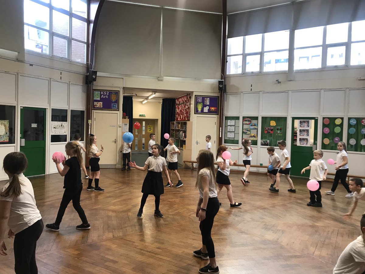 SpringCottagePS's tweet image. To start their badminton unit of work, #springcottage3LF and #springcottage3B worked on their forehand and backhand shots using balloons, progressing to rackets and sponge balls 🏸 #springcottagesports