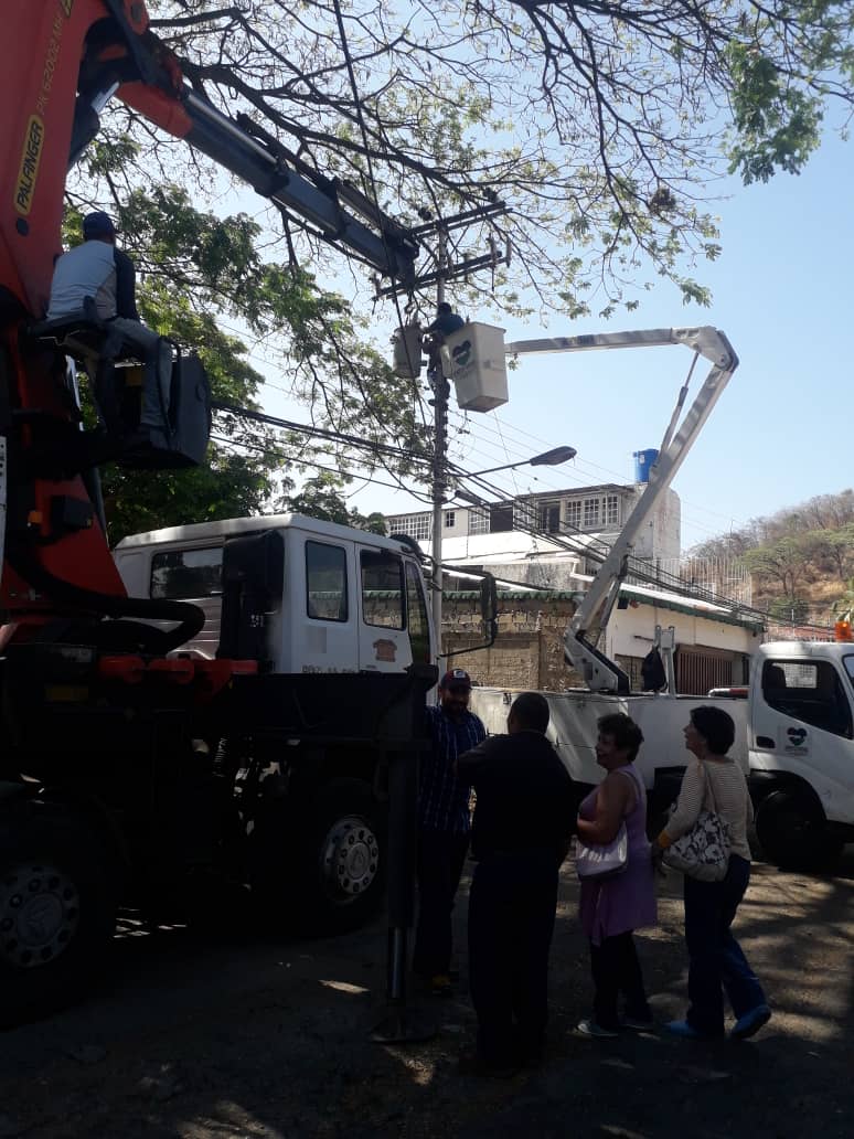 BntGuarico's tweet photo. #06Marzo gracias a nuestro Pdte. @NicolasMaduro al Gob. @josemvasquez y a la Gran Misión @Barrio_Tricolor por la instalación de dos transfomadores  de 37.5 KVA en el sector los Laureles Beneficiando a 52 familias de la zona 2 del sector. https://t.co/uwkCHnHQiQ