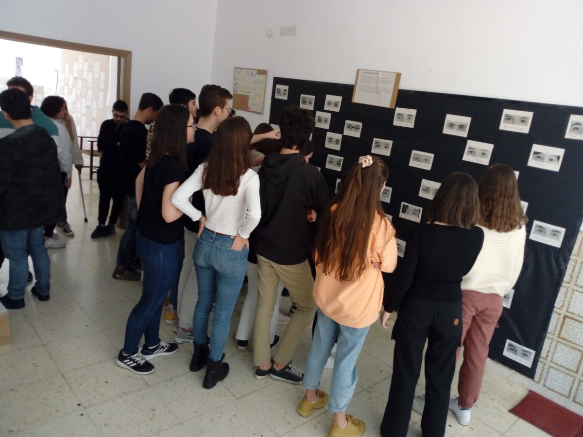 LaudatoSEK's tweet photo. Primeros visitantes de Primaria y de Bachillerato a la Exposición DIVERSIDAD en @San_Estanislao Recordad que el lunes 9 se inaugura con una mesa redonda abierta al público a las 17.10 https://t.co/OuQzYLlWKz