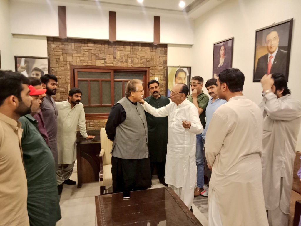 AzamJoyo01's tweet photo. مورخہ 6 مارچ 2020
مرکزی سیکرٹری اطلاعات پاکستان پیپلزپارٹی سینیٹر مولا بخش چانڈیو اسلام آباد سے حیدرآباد پہنچ کر اپنے آفس میں پیپلزپارٹی ورکروں کے درمیان موجود، 
بی بی تیرا قافلہ 
رکا نہیں تھما نہیں 
#PPP 
@BBhuttoZardari @MBChandioPPP https://t.co/16KkePlkwB