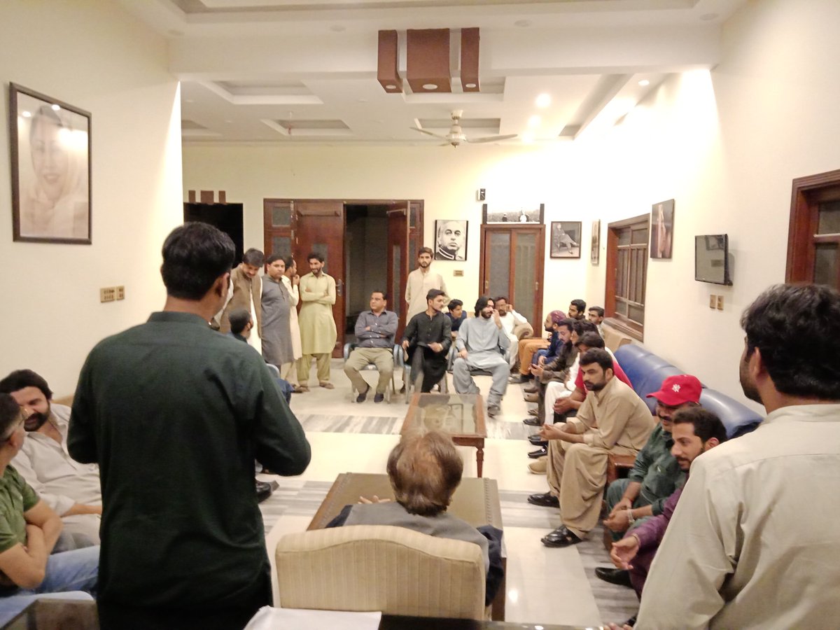 AzamJoyo01's tweet photo. مورخہ 6 مارچ 2020
مرکزی سیکرٹری اطلاعات پاکستان پیپلزپارٹی سینیٹر مولا بخش چانڈیو اسلام آباد سے حیدرآباد پہنچ کر اپنے آفس میں پیپلزپارٹی ورکروں کے درمیان موجود، 
بی بی تیرا قافلہ 
رکا نہیں تھما نہیں 
#PPP 
@BBhuttoZardari @MBChandioPPP https://t.co/16KkePlkwB