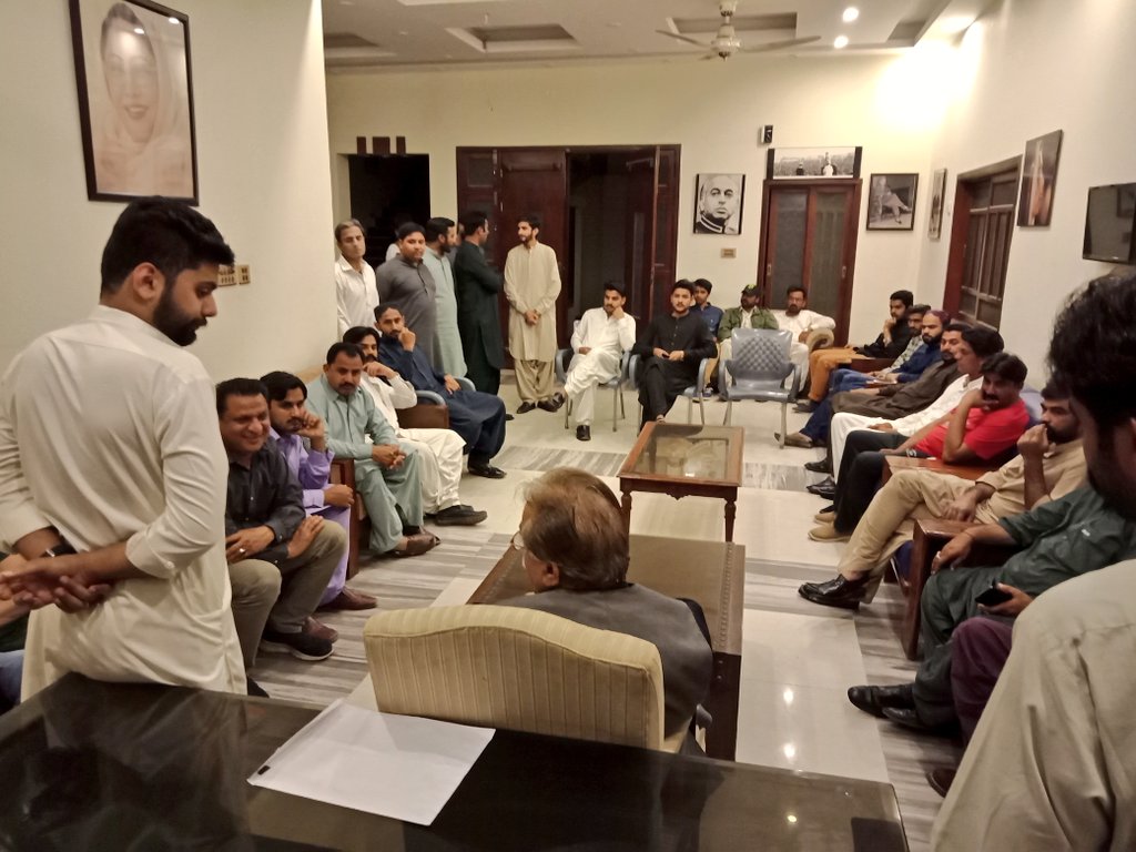 AzamJoyo01's tweet photo. مورخہ 6 مارچ 2020
مرکزی سیکرٹری اطلاعات پاکستان پیپلزپارٹی سینیٹر مولا بخش چانڈیو اسلام آباد سے حیدرآباد پہنچ کر اپنے آفس میں پیپلزپارٹی ورکروں کے درمیان موجود، 
بی بی تیرا قافلہ 
رکا نہیں تھما نہیں 
#PPP 
@BBhuttoZardari @MBChandioPPP https://t.co/16KkePlkwB