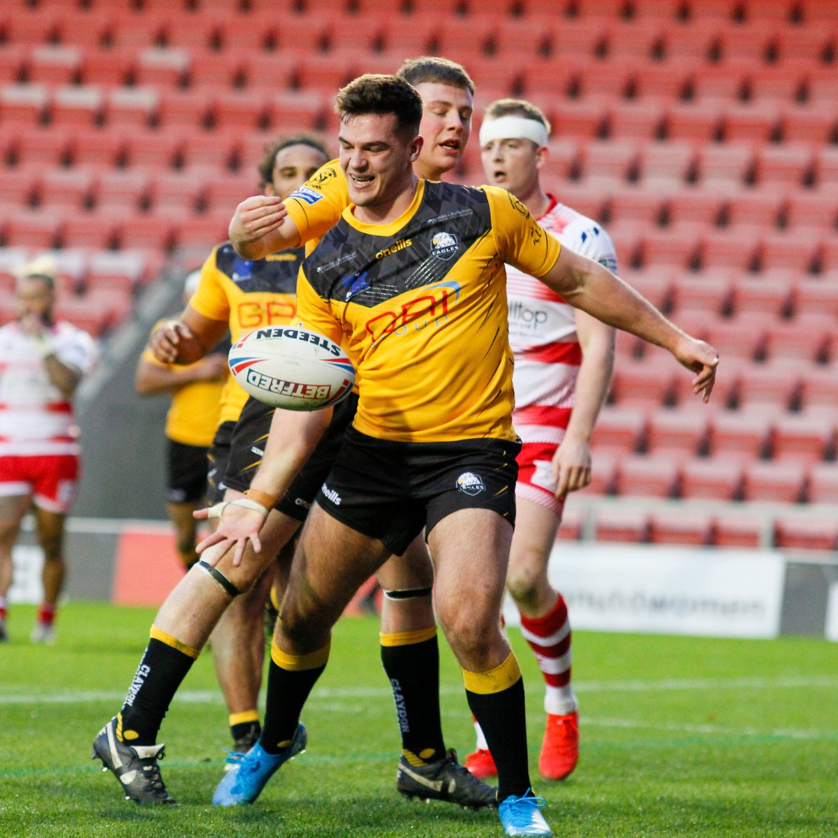 SheffieldEagles's tweet photo. 💬 Tubbs: "@_LewisTaylor has certainly developed from a League 1 player to the Championship. The same goes for @BroadbentBlake, Paddy Burns, @DixonRory97 - they’re all finding their way." 

➡️ Read here: https://t.co/U8lhCfchja

🦅 #EaglesNewDawn 
📸: @adcp_official https://t.co/FiJBbTSoUJ