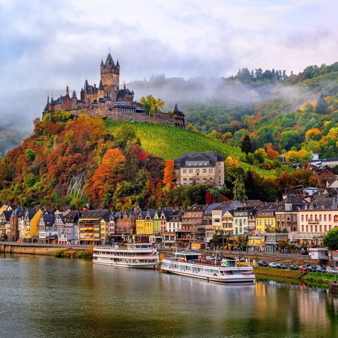 FlightlessHols's tweet photo. Reichsburg castle in Cochem on the banks of the Moselle river 😍 🏰
#travel #holiday #mosel #moselle #cochem #cruise #rivercruise #cruiselife https://t.co/vETrvNjbCC