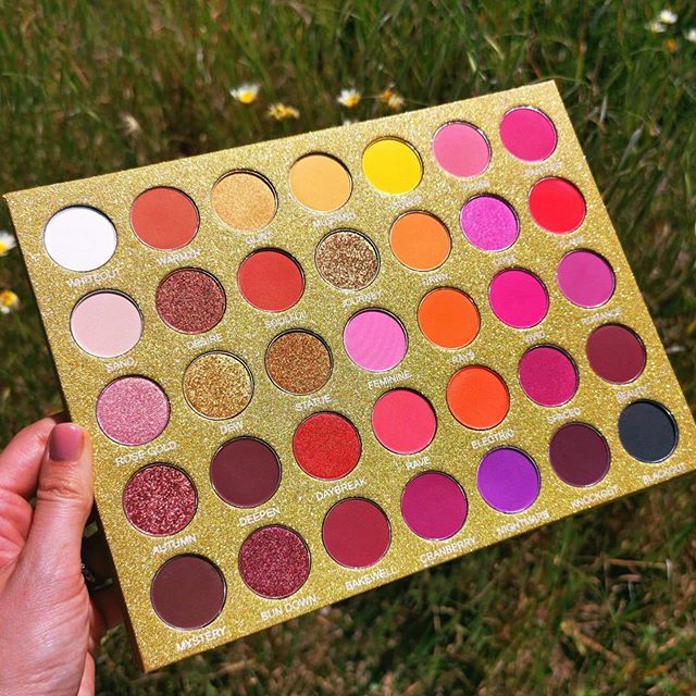 joliebeautyHQ's tweet photo. One of our best sellers, the Golden Skies palette is back in stock ๐จ๐๐ฏ hands up if you love this palette ๐๐ #goldenskiespalette #sunseteyeshadow #sunsetmakeup #crueltyfreebeauty #crueltyfreemakeup #makeup #mua #palette #eyeshadowpalette #palettegoals https://t.co/TlQbnkhKnJ https://t.co/C7rznqylfu