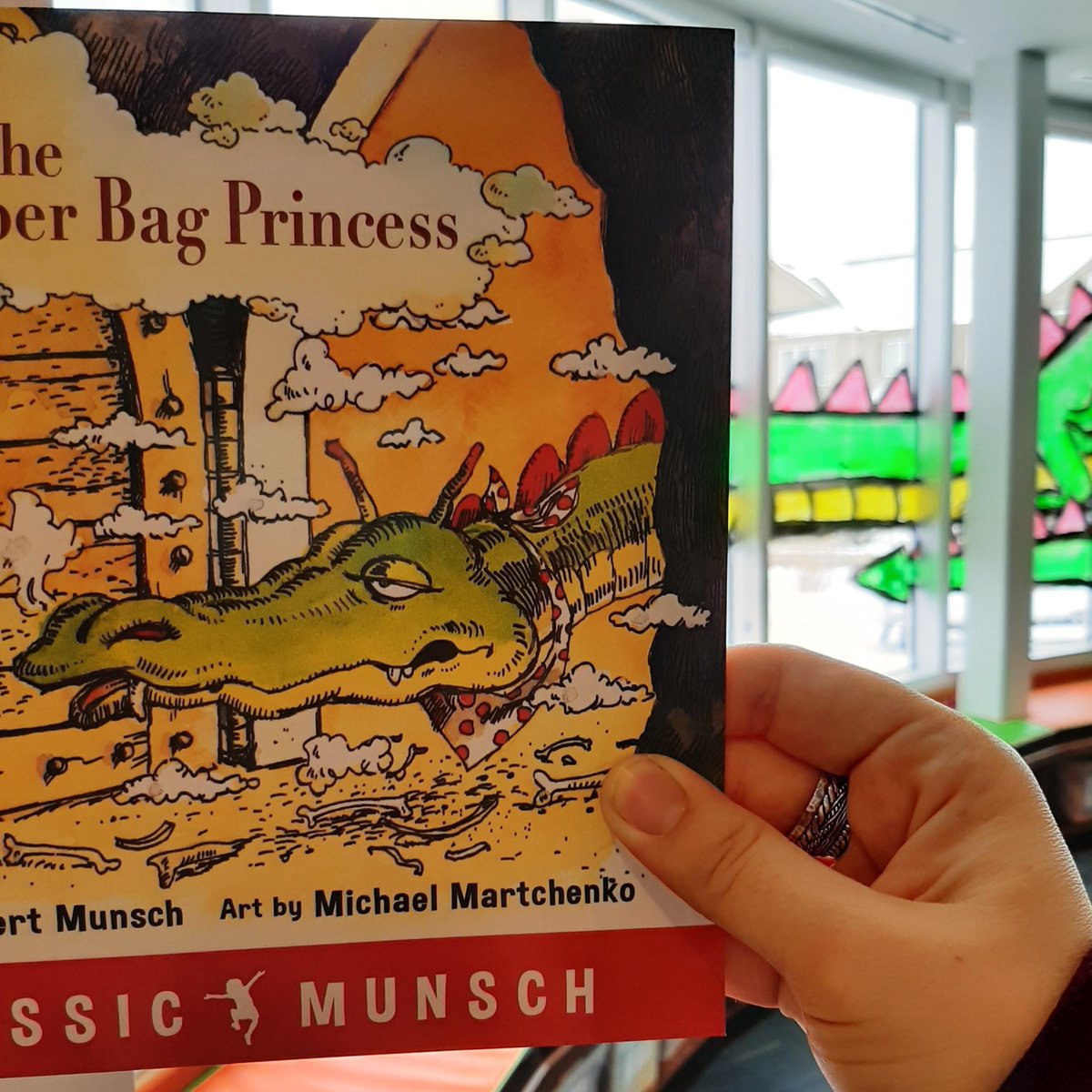 LPPLibraryON's tweet photo. Today's #BookFaceFriday celebrates the #40thanniversary of the book The Paper Bag Princess. Join us for the festivities tomorrow at the library from 10 am - 12 pm. #StandUpToDragons #PBP40 #robertmunsch #PBPDay #paperbagprincess #LincolnON https://t.co/LGlDykdTSI