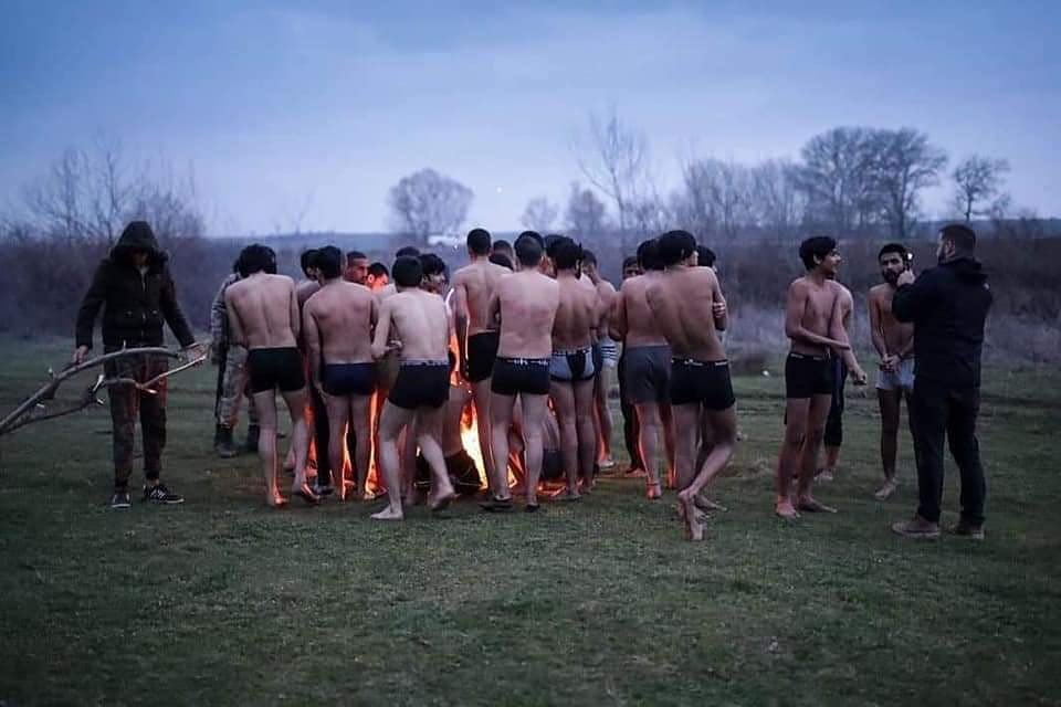 LeJournal_Turc's tweet photo. Le traitement inhumain infligé par les autorités grecques aux migrants voulant se rendre en Europe : https://t.co/YijhdfQI0N