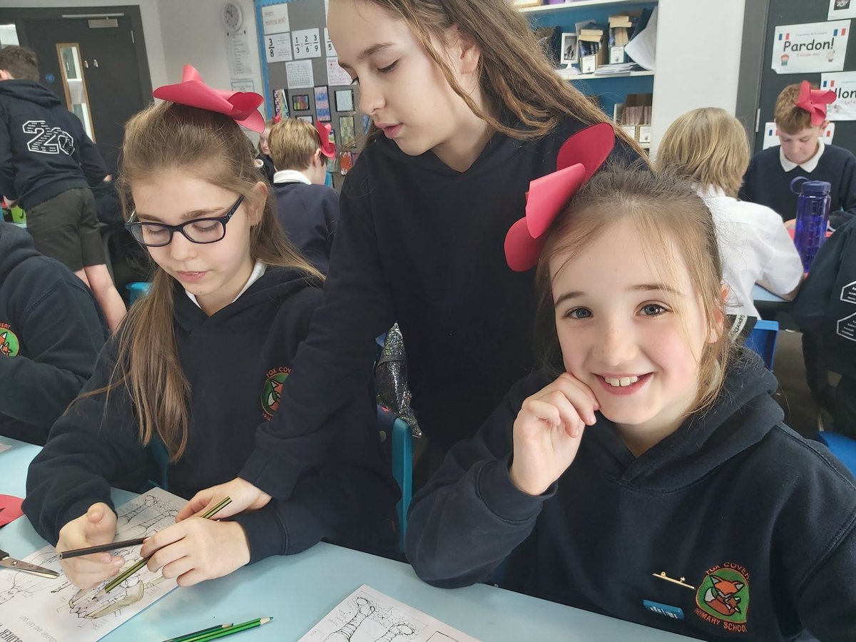 FoxCovertPS's tweet image. Some WW1 themed crafts for Learning for Life in #p7fcps today.  They found a pretty use for their Flanders Field poppies!