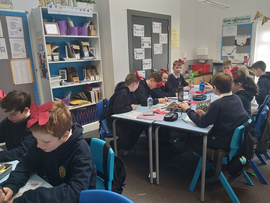 FoxCovertPS's tweet image. Some WW1 themed crafts for Learning for Life in #p7fcps today.  They found a pretty use for their Flanders Field poppies!