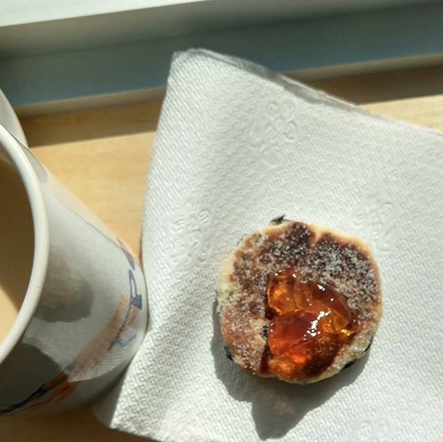 I made welch cakes for a work brunch thing today. They're not quite like anything else I've baked (or eaten!) They're somewhere between a pancake and an english muffin, flavored with nutmeg and filled with currants. The recipe is from @kingarthurflour -m… ift.tt/2VPnWuD