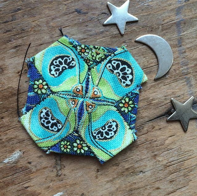 IsntitprettyKTB's tweet photo. This weeks #fussycuttingsewalong prompt from @naomialicec is international woman's day and I've picked this green peacock feather fabric to represent hope. It's really pretty too! Finding it hard to photograph these tiny blocks!! #epp #internationalwomen… https://t.co/yAL5CuHF2V https://t.co/Or8mTObR1j