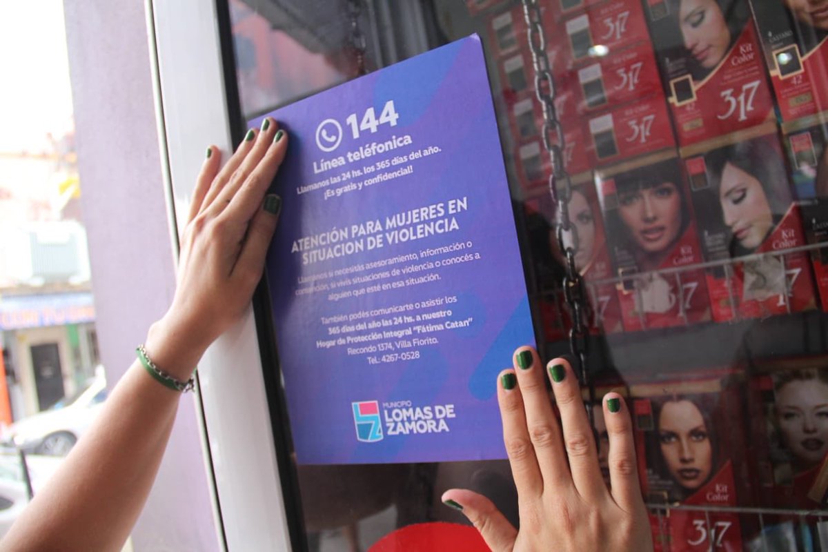 MunicipioLdeZ's tweet photo. En el marco del #MesDeLaMujer, fueron colocados stickers informativos en centros comerciales del Municipio. https://t.co/vIiatSHyck