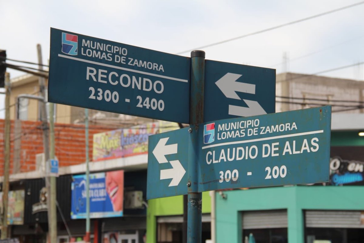MunicipioLdeZ's tweet photo. En el marco del #MesDeLaMujer, fueron colocados stickers informativos en centros comerciales del Municipio. https://t.co/vIiatSHyck