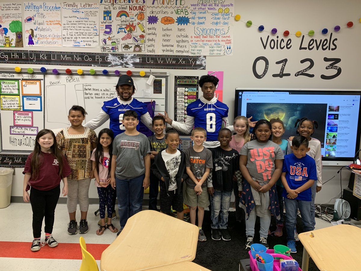 BlinnAthletics's tweet photo. The Blinn College football team had a great time visiting with and reading Dr. Seuss to the students at Somerville Elementary this week! 📚We loved meeting all of our new fans – check out the blue hair! 👍 #GoBlinnBucs @BLINNFBRECRUIT @somervilleisd https://t.co/SVGdVpabTp