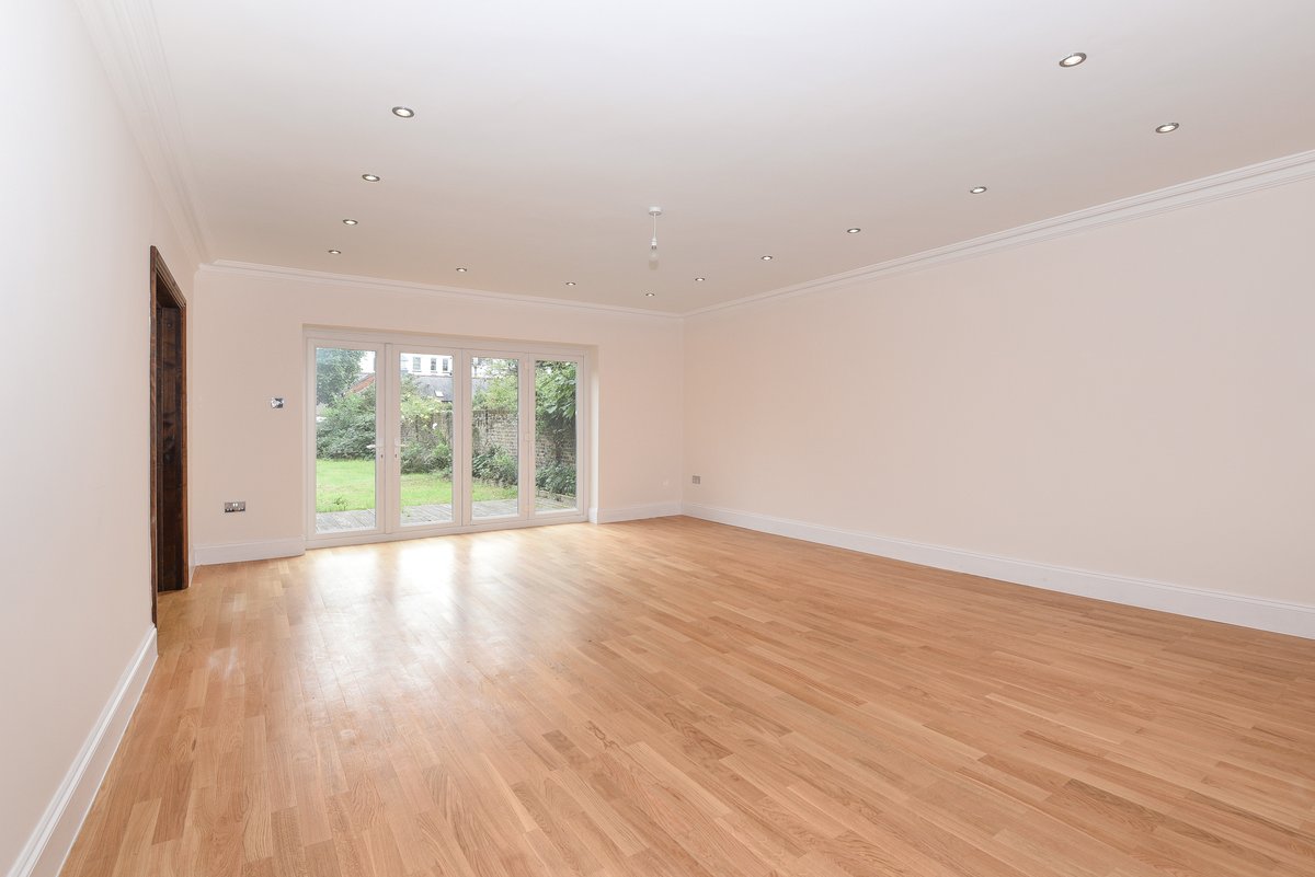Stylish, six bedroom, detached family home with gated driveway.  Located on a quiet cul-de-sac, in #SouthWoodford and close to Snaresbrook central line station, perfect for commuters! Available to rent now, click here for details bit.ly/337h79v