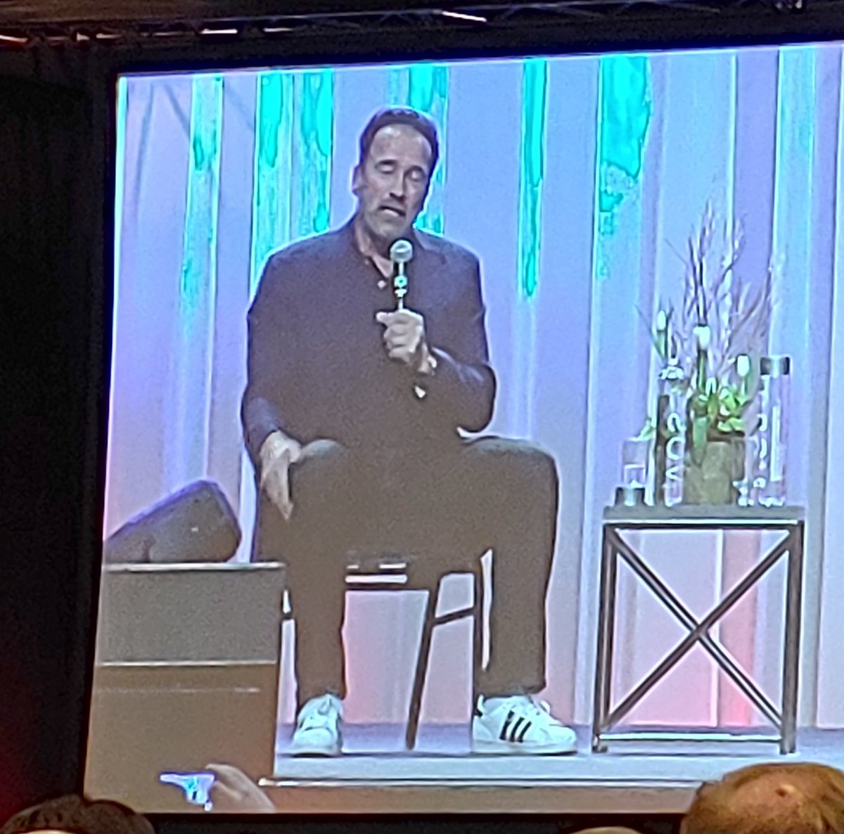 daigong's tweet photo. SAW AH-NOLD @Schwarzenegger @ThePOSLive #powerofsuccess #yeg #arnie ILL BE BACK
https://t.co/YA5pMYNrWv
#MollyBloom #MarcusLuttrell #22inchbiceps #haveclearvision #fucknaysayers #workyoASSoff #giveback https://t.co/BO8YedG6wd
