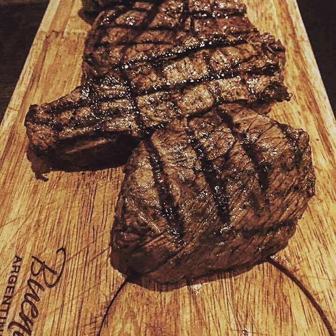 BuenasadoSteak's tweet photo. "First class dinner! Steak, fries, crispy veg, Malbec and that crème de leche!" - @the_richmond_reviewer
#Steak #Steakhouse #Food #Foodie #Restaurant #RestauranReview #Fries #Malbec #Lunch #Dinner https://t.co/vzMXixL24S