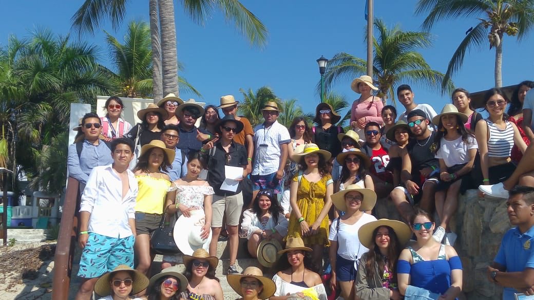 El @PLAYASLIMPIASBH recibe en playa Chahué #Huatulco a estudiantes de la universidad @isimaoficial, plantel Toluca, y da a conocer la historia de éxito del sistema de gestión ambiental y turístico de este ecosistema certificado como sustentable.
@Benjamin_Hdez_ 
@drgiovannehux