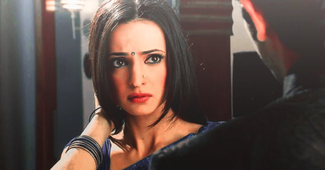 A: "Ab Theek Hai...Waise Ye Rang Tumpe... Utna Bhi Bura nhi Lagta" Flirty Arnav and flustered Khushi during this whole track was a treat to watch  #BarunSobti  #SanayaIrani  #IPKKND  #Arshi