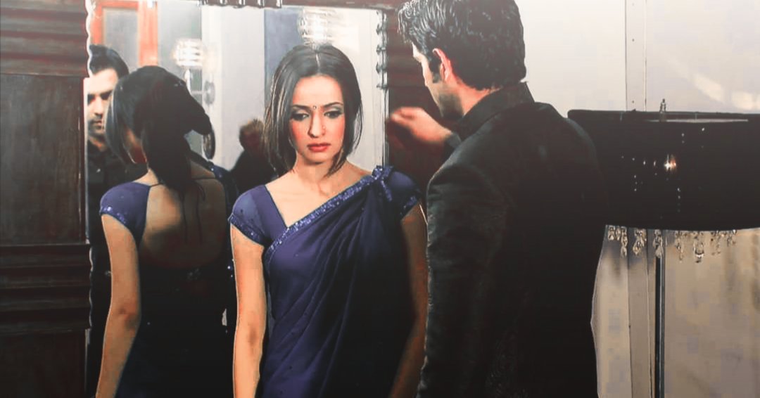 A: "Ab Theek Hai...Waise Ye Rang Tumpe... Utna Bhi Bura nhi Lagta" Flirty Arnav and flustered Khushi during this whole track was a treat to watch  #BarunSobti  #SanayaIrani  #IPKKND  #Arshi