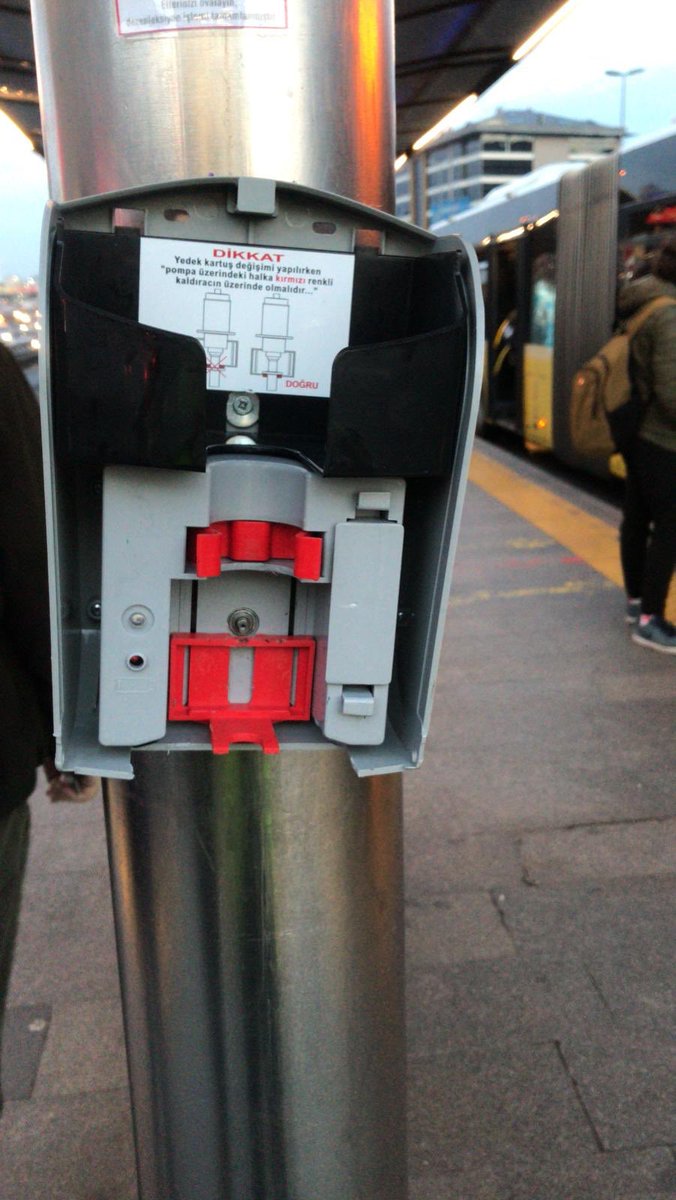 Metrobüs duraklarındaki dezenfeksiyon cihazlarının bazı kişilerce kırıldığı tespit edilmiş, kamera kayıtları Emniyet ile paylaşılmıştır. Küresel bir salgına karşı vatandaşlarımızı korumak için yerleştirdiğimiz bu cihazların hangi zihniyetle kırıldığını anlamakta güçlük çekiyoruz.