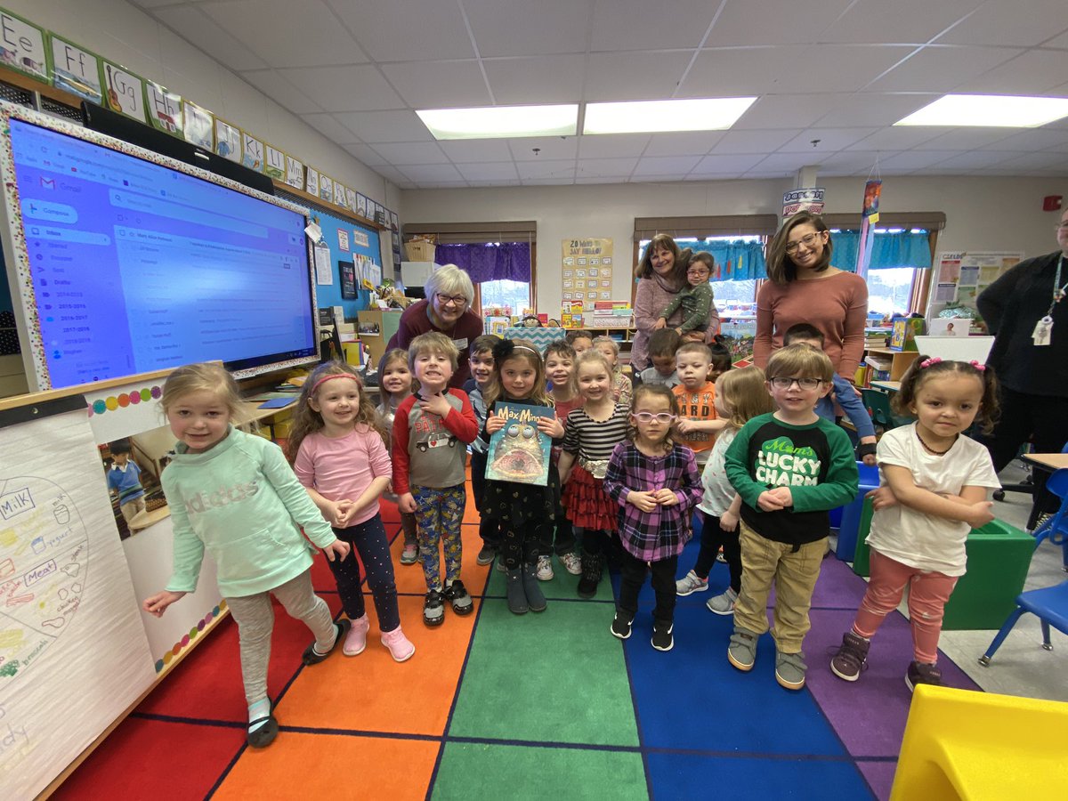mnadeau726's tweet photo. Ended Read Across American with a special visitor, one of our favorite Grandmas❤️ 📚 @BECCPREK @c_consonni @kristenpeck1010 @BristolCTSchool #prekmatters @jenn_pace3 ⭐️ https://t.co/VJ5byetXFU