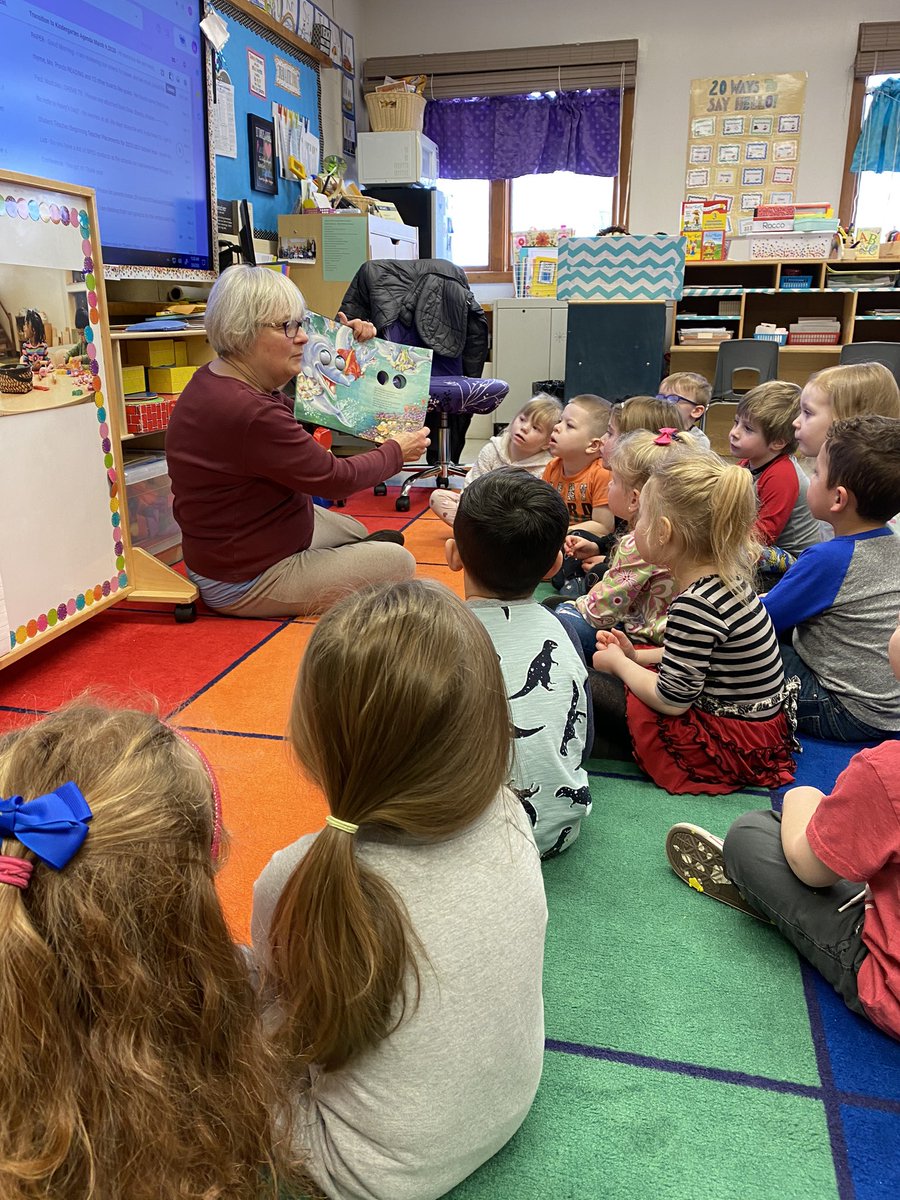 mnadeau726's tweet photo. Ended Read Across American with a special visitor, one of our favorite Grandmas❤️ 📚 @BECCPREK @c_consonni @kristenpeck1010 @BristolCTSchool #prekmatters @jenn_pace3 ⭐️ https://t.co/VJ5byetXFU