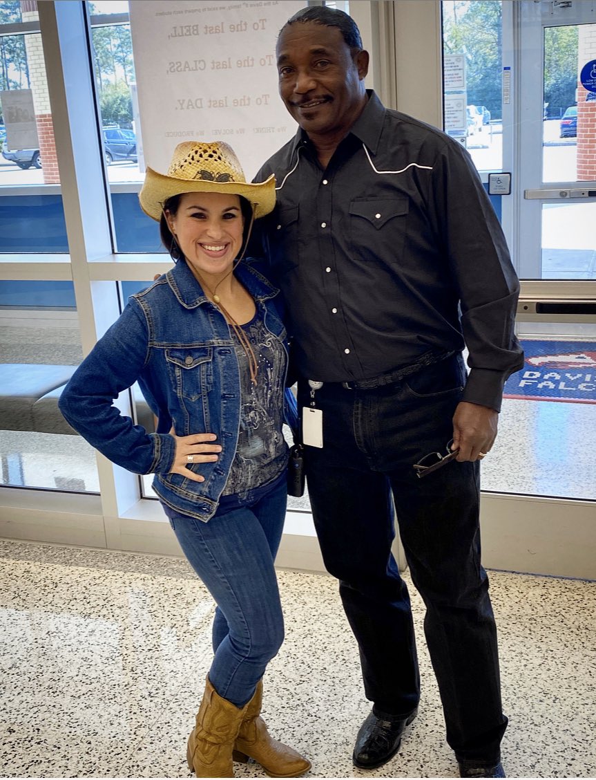 Davis9_AISD's tweet photo. 🤠Go Texan Day at D9!🤠 https://t.co/7VhU3uR2Xx