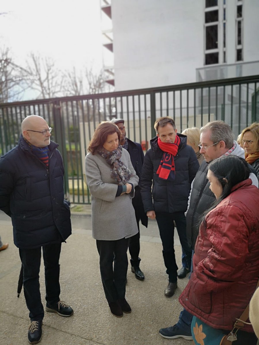 pybournazel's tweet photo. Avec @agnesbuzyn, à la rencontre des habitants de la Porte de Clignancourt afin d’échanger sur la tranquillité publique, la qualité de vie, l’hyperdensification et la propreté. 

Nous avons présenté nos solutions opérationnelles pour améliorer leur vie quotidienne. 

#Paris18 https://t.co/JliJLjD0Ti