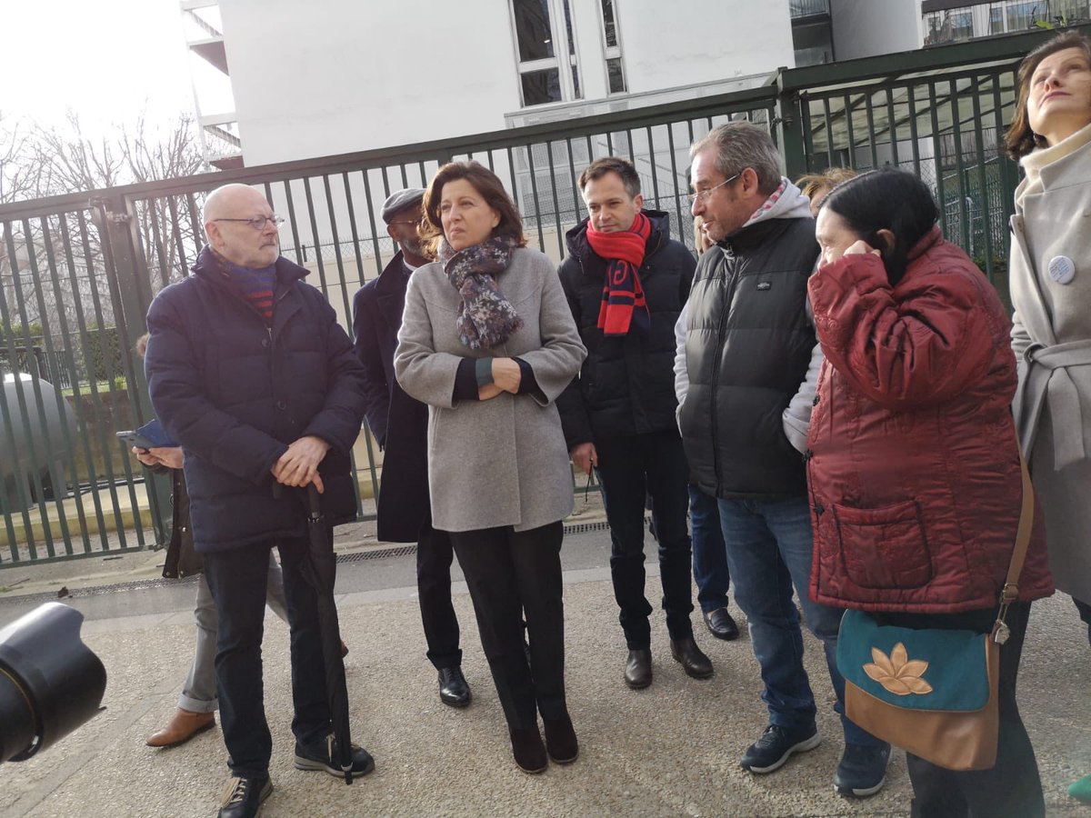 pybournazel's tweet photo. Avec @agnesbuzyn, à la rencontre des habitants de la Porte de Clignancourt afin d’échanger sur la tranquillité publique, la qualité de vie, l’hyperdensification et la propreté. 

Nous avons présenté nos solutions opérationnelles pour améliorer leur vie quotidienne. 

#Paris18 https://t.co/JliJLjD0Ti
